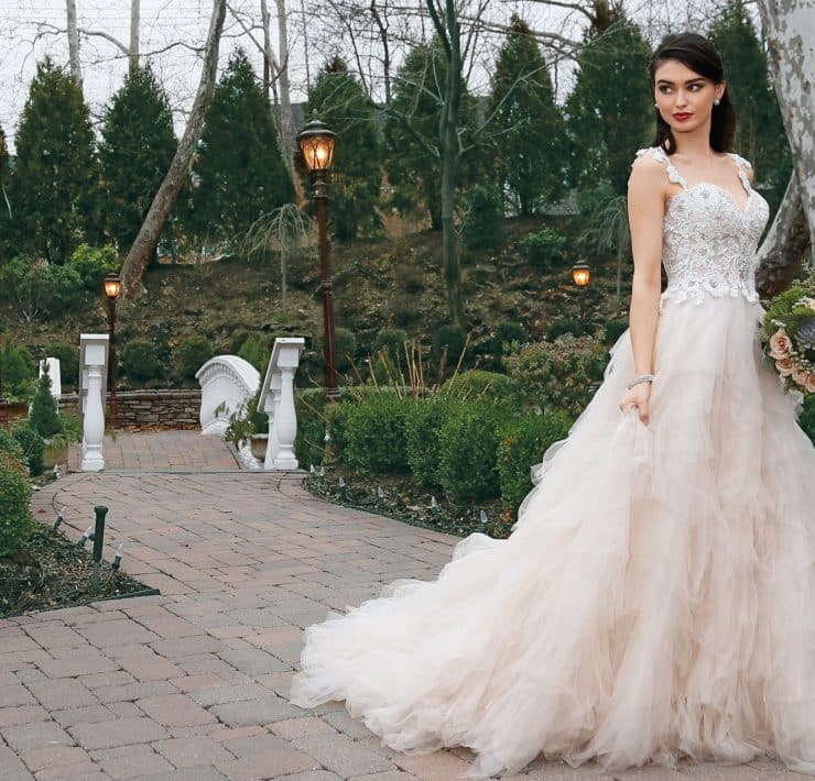Gown: Eve of Milady (1552), Bouquet: Mitch Kolby Events