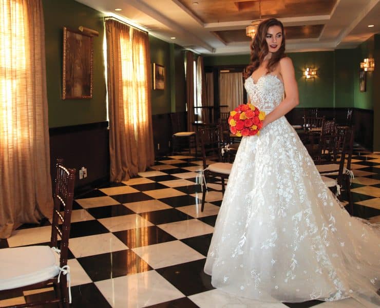 Gown: Eve of Milady (1618) Bouquet: Ariston Flowers