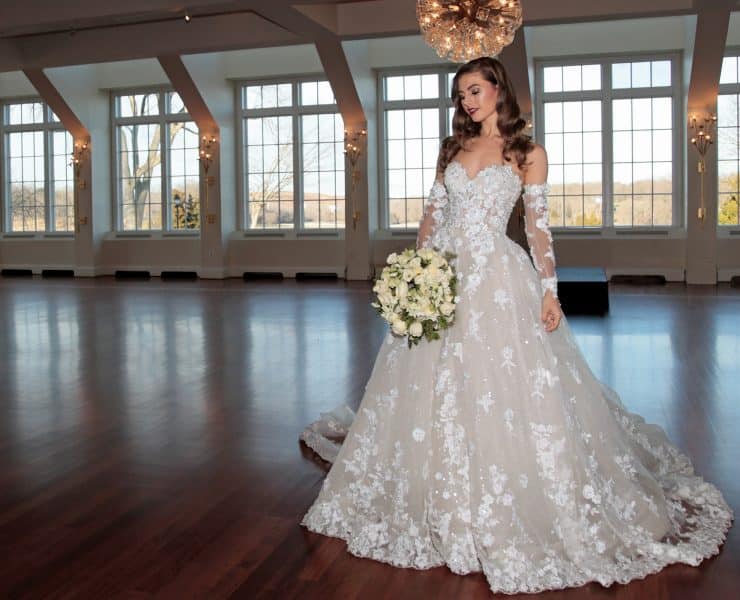 Gown: Eve of Milady (357) Bouquet: Ariston Flowers