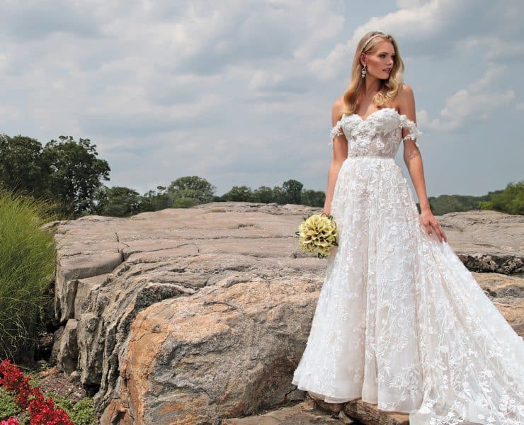 Gown: Eve of Milady (1642). Bouquet: Ariston Flowers