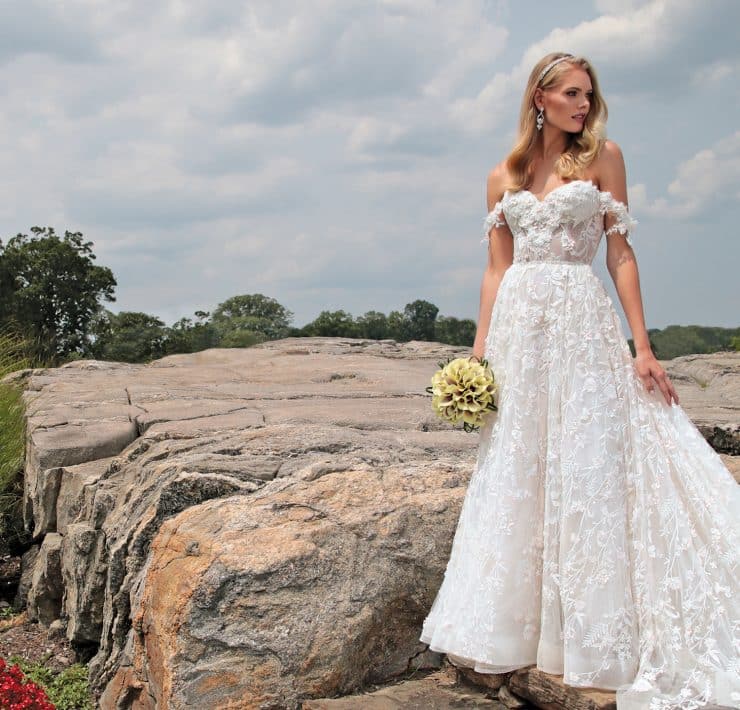 Gown: Eve of Milady (1642). Bouquet: Ariston Flowers